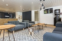 L'Oree des Pistes lounge met tafels en stoelen